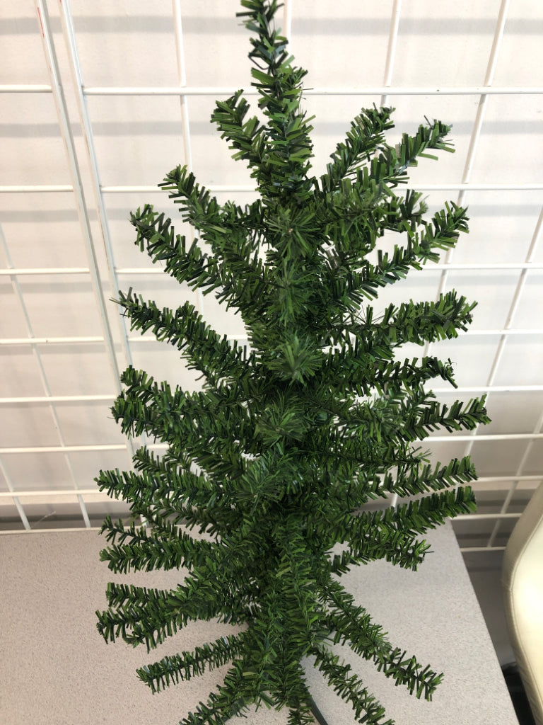 TABLETOP CHRISTMAS TREE.