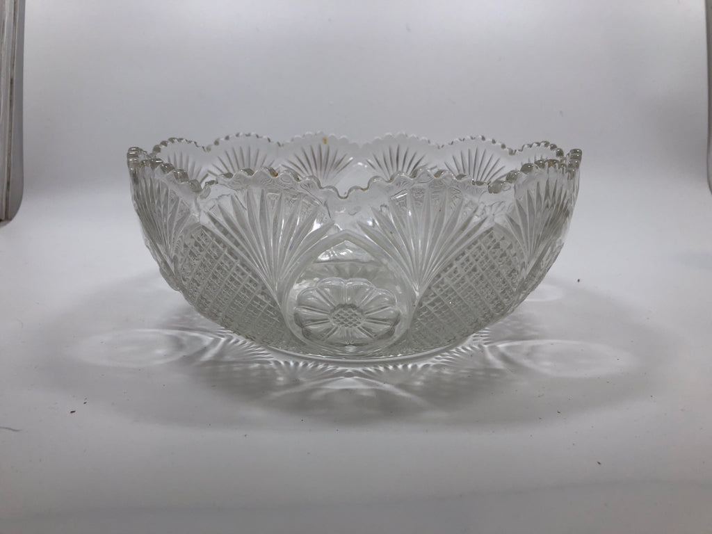 CLEAR GLASS BOWL SCALLOPED RIM/STARBURST PATTERN BOWL.