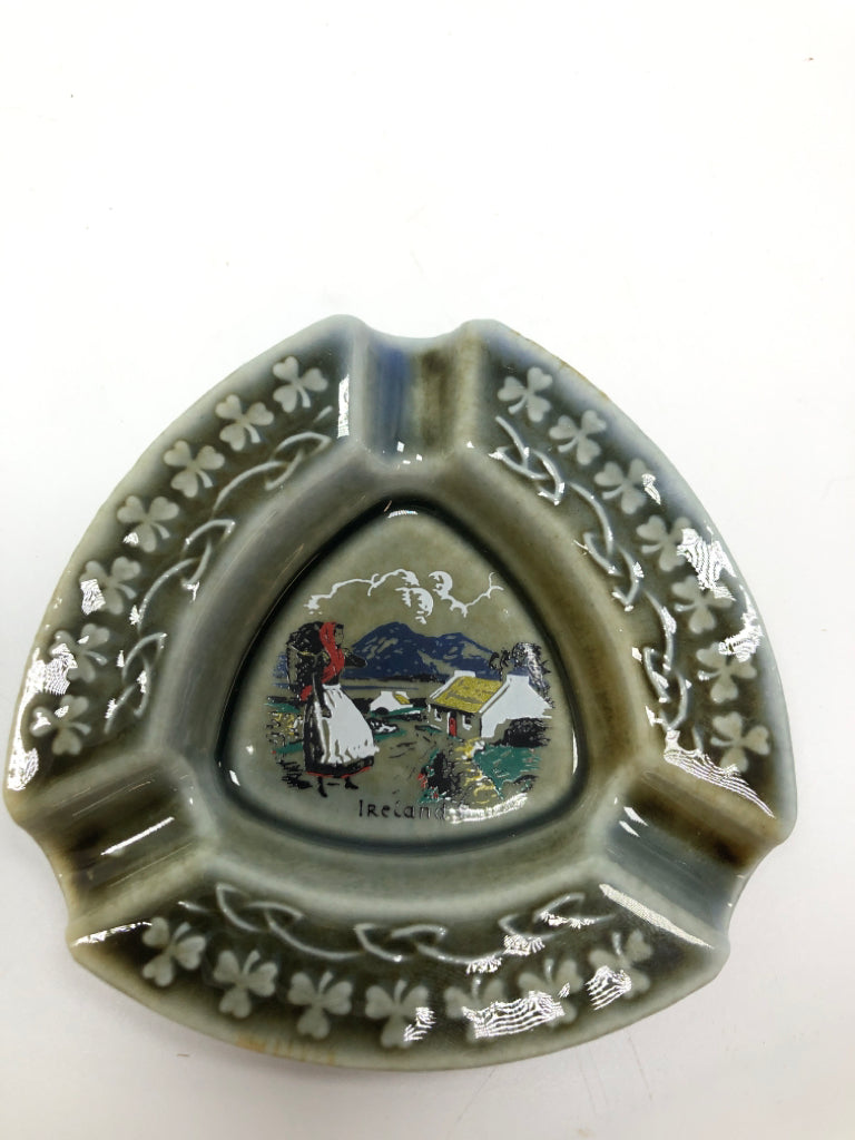 IRISH GLAZED SHAMROCK ASHTRAY.