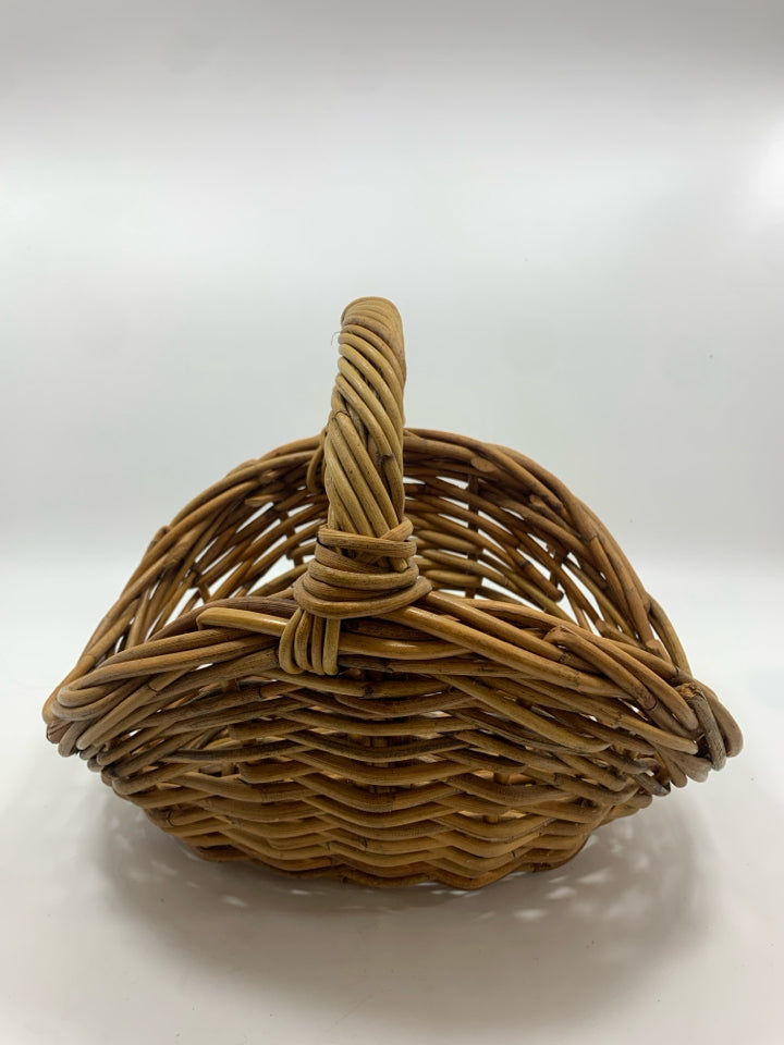 SMALL OVAL WICKER GATHERING BASKET.