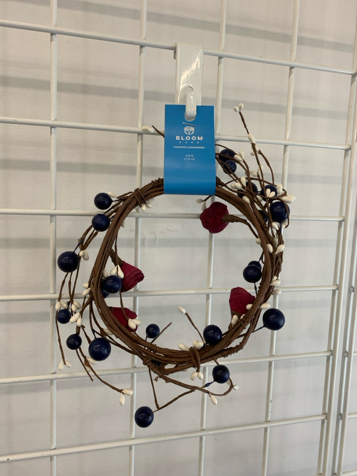 NIP RED WHITE BLUE PIP BERRIES GARLAND.