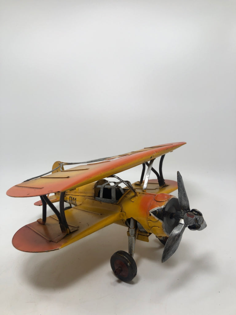 VTG-STYLE YELLOW DECOR PLANE.