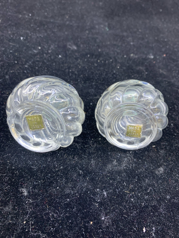 2 SMALL CLEAR ROUND SALT AND PEPPER SHAKERS.