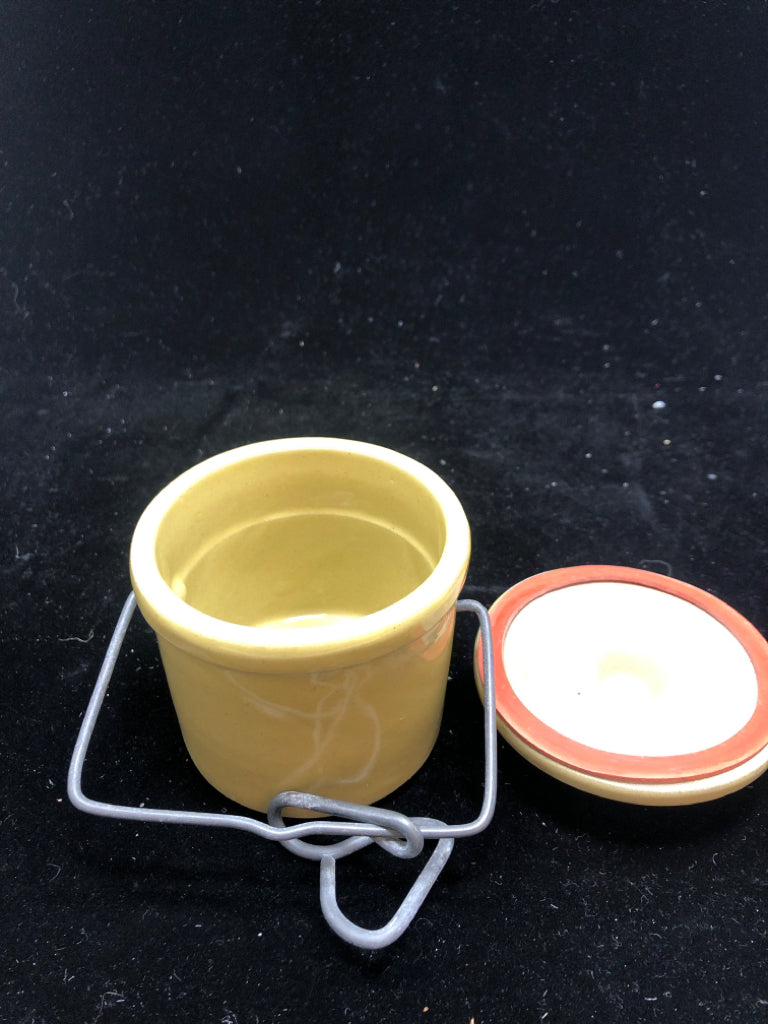 VTG YELLOW CERAMIC CHEESE CROCK LOCKING LID.
