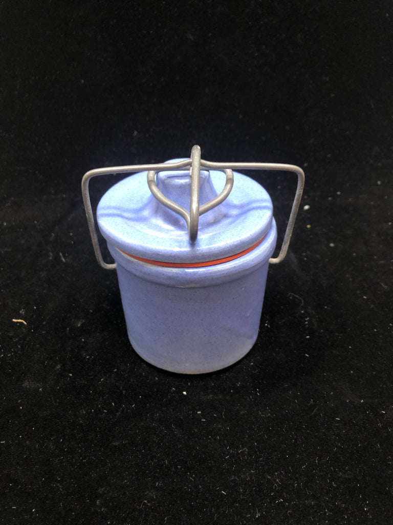 VTG BLUE CERAMIC CHEESE CROCK LOCKING LID.