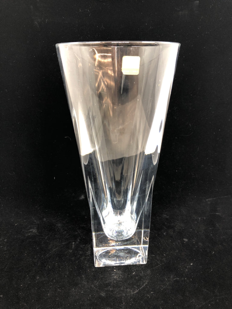 CRYSTAL GLASS VASE.