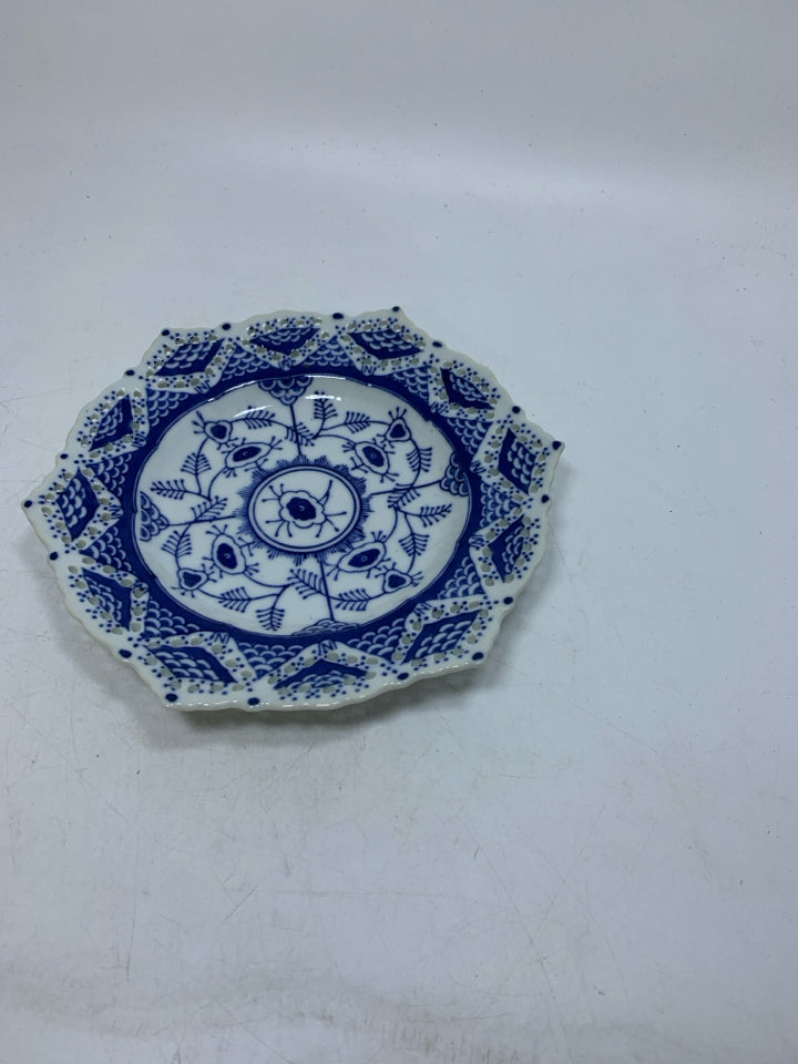 BLUE WHITE PIERCED EDGE DECOR PLATE.