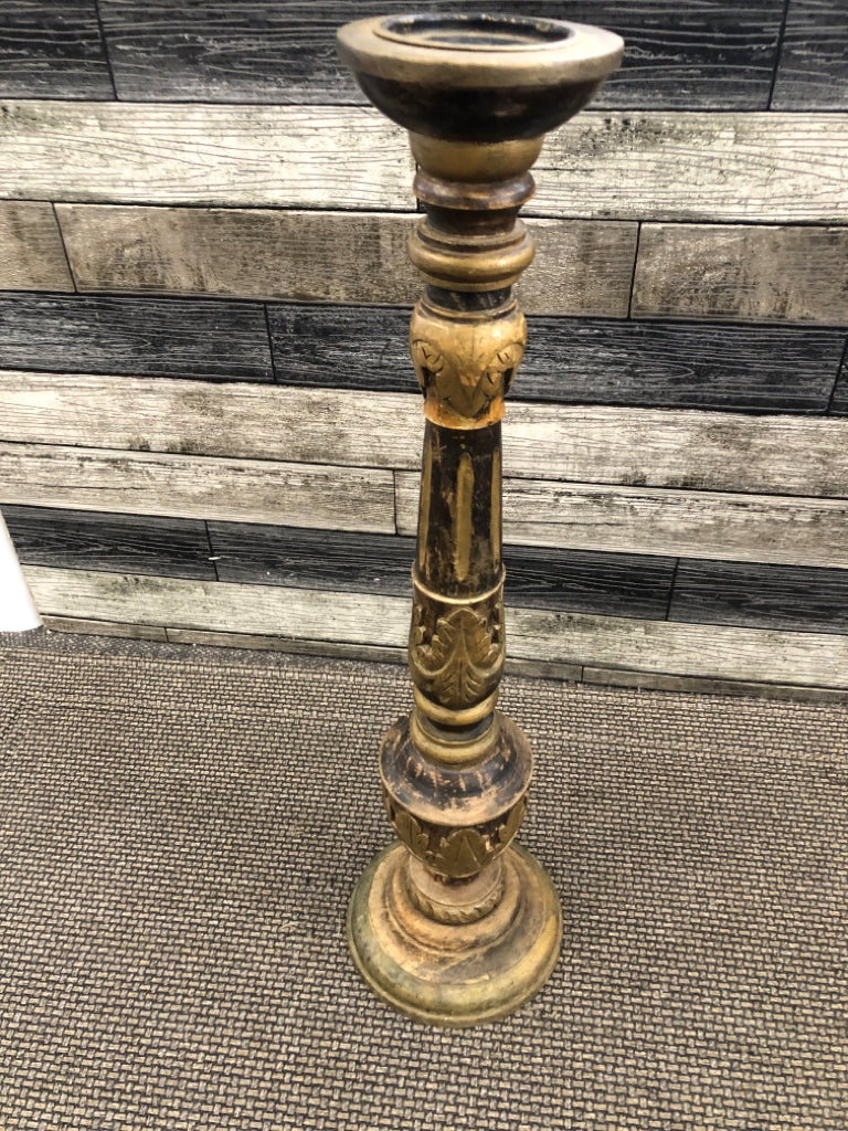 WOODEN DISTRESSED CANDLE HOLDER.