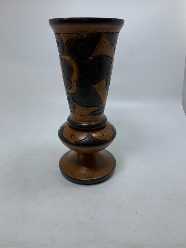 FOOTED WOOD CARVED VASE W/ FLOWERS.