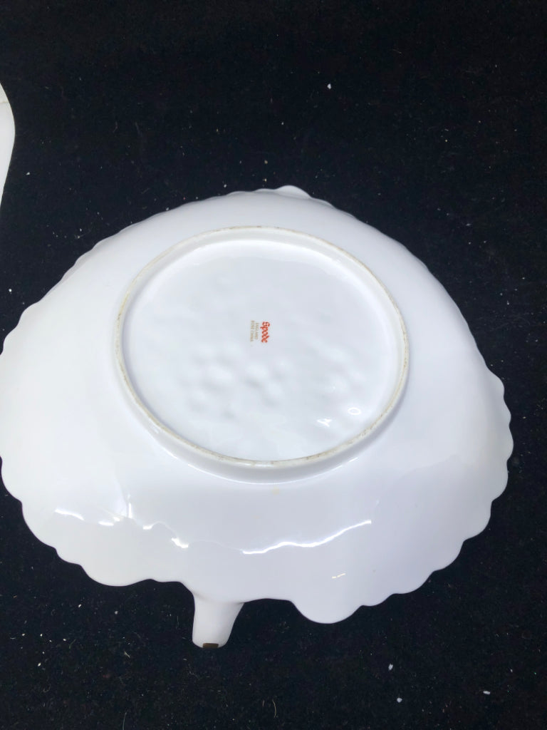 WHITE LEAF SHAPED CATCH ALL W/ GOLD HANDLE SPODE.