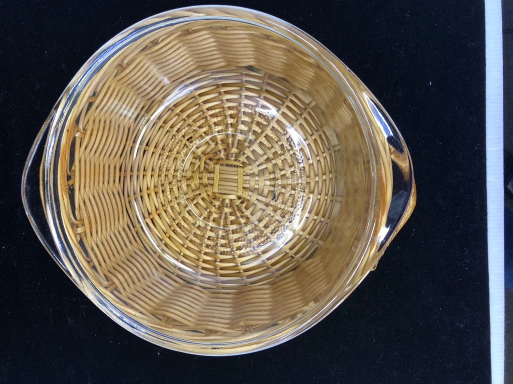 ROUND GLASS BAKE BAKING DISH IN BASKET W HANDLES.