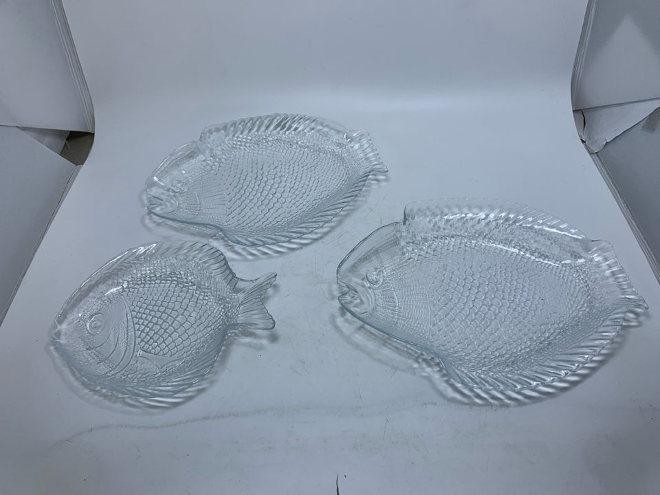 3 PC CLEAR GLASS TEXTURE FISH SHAPED PLATES.