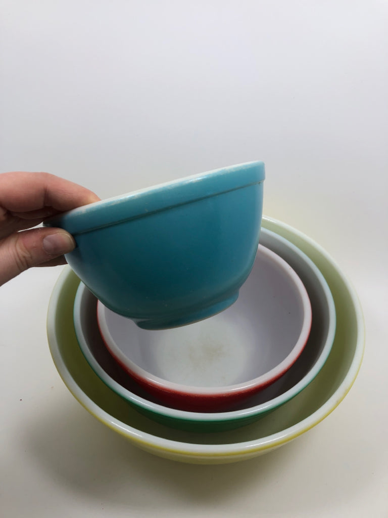 4PC VTG COLORFUL PYREX MIXING BOWLS.