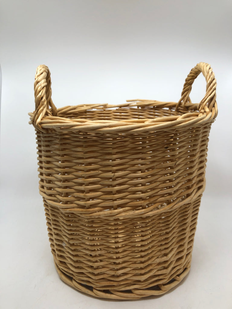 ROUND WICKER BASKET W/HANDLES.