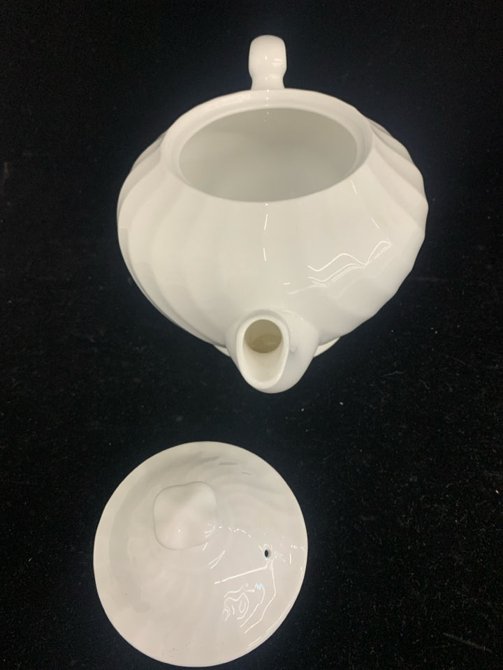 WHITE SLIGHT RIBBED SHORT TEAPOT.