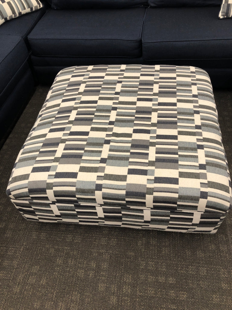 5PC BLUE CORNER SECTIONAL W/OTTOMAN 3 THROW PILLOWS.