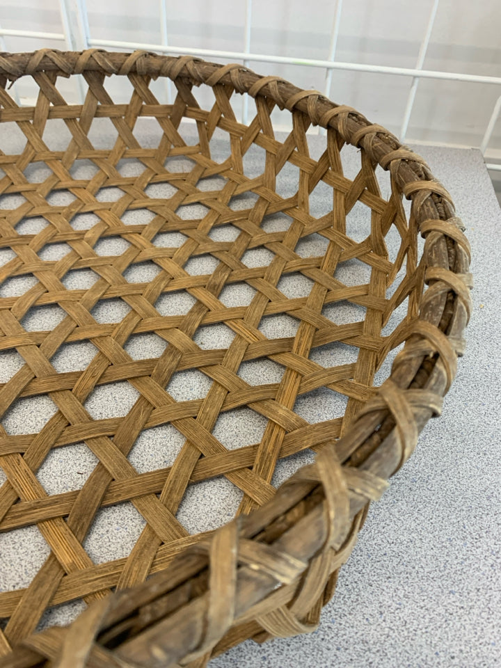 HEXAGON WEAVE SHALLOW BASKET.