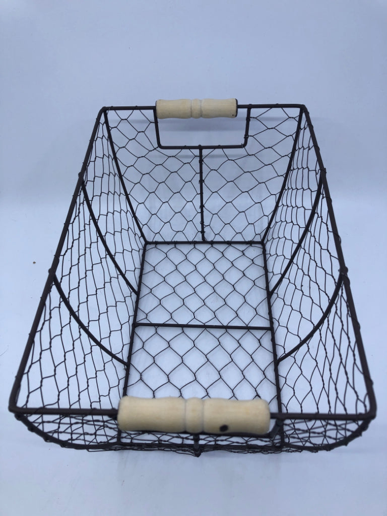 BROWN CHICKEN WIRE BASKET W WOOD HANDLES.