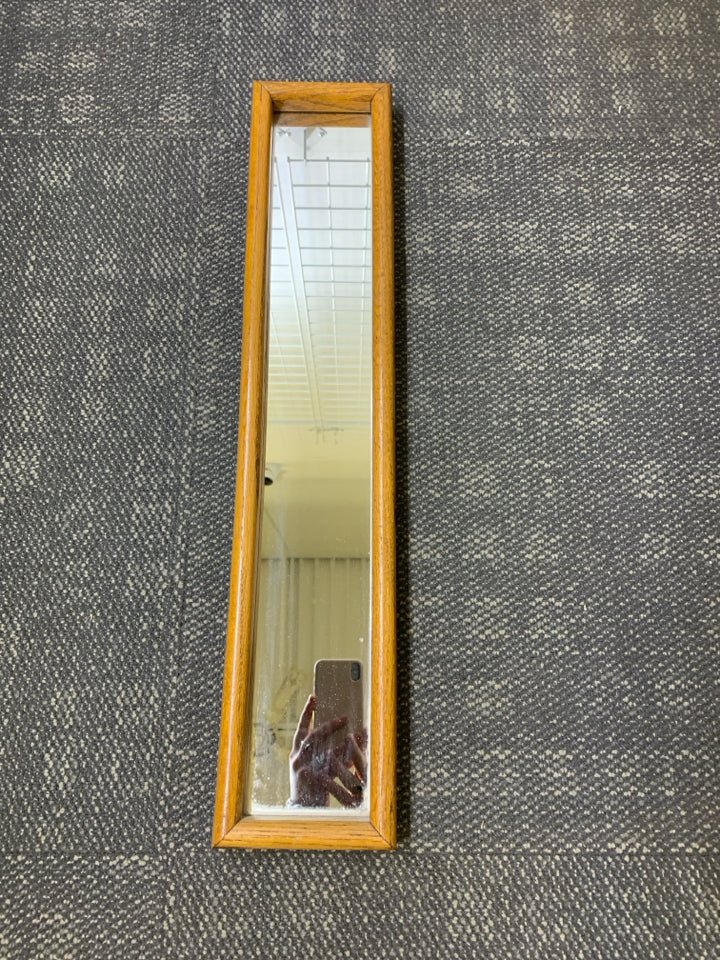 OAK WOOD RECTANGLE MIRROR.