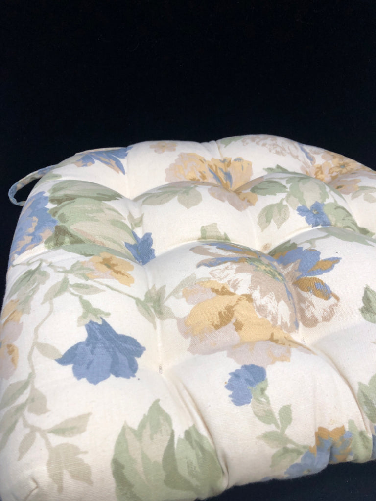 BEIGE SEAT COVER W/ MULTICOLOR FLOWERS.