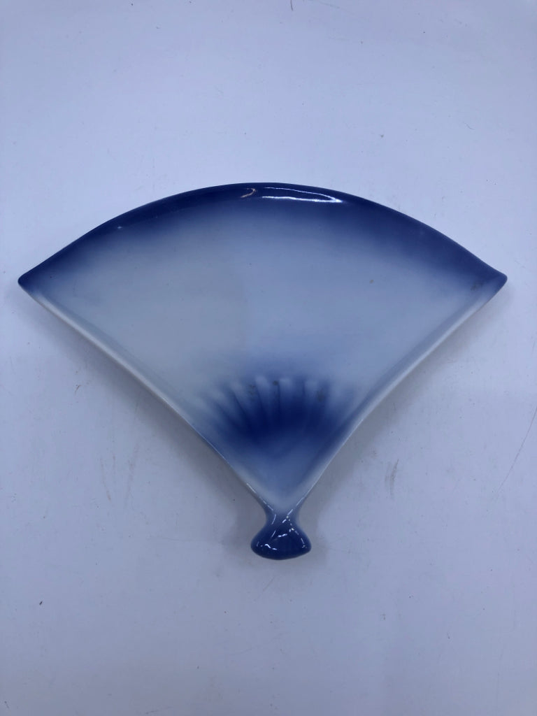 8PC VINTAGE FAN SHAPED APPETIZER SET- WHITE AND BLUE.