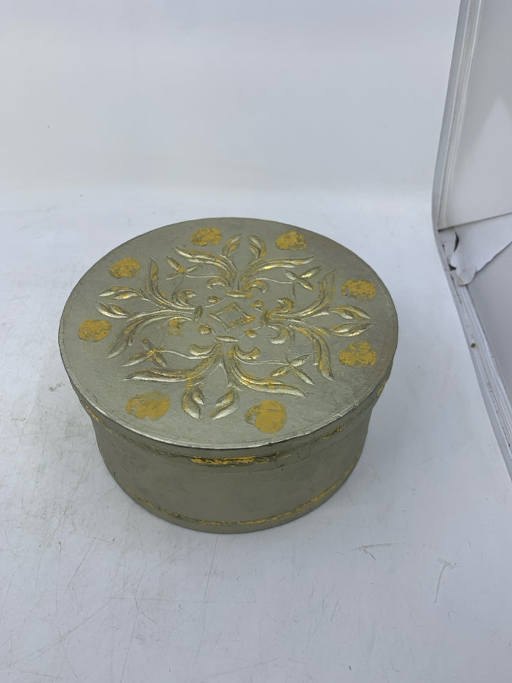CIRCLE METALLIC STORAGE BOX W/ GOLD DETAILS.