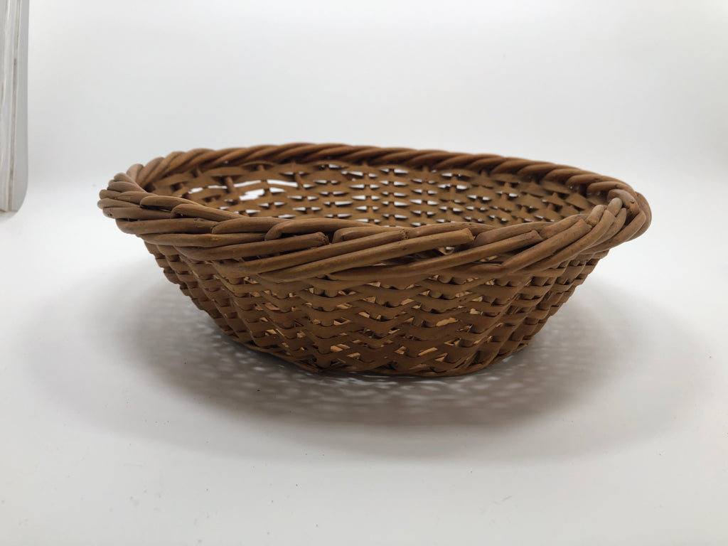 ROUND BROWN WICKER BOWL.