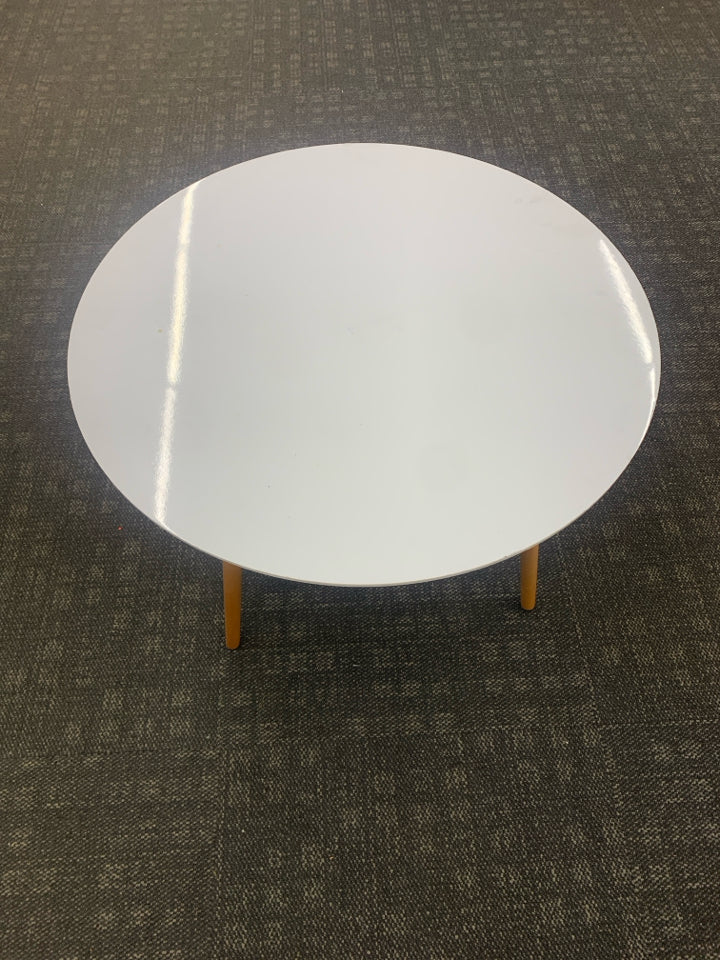 ROUND WHITE COFFEE TABLE W/WOOD LEGS.
