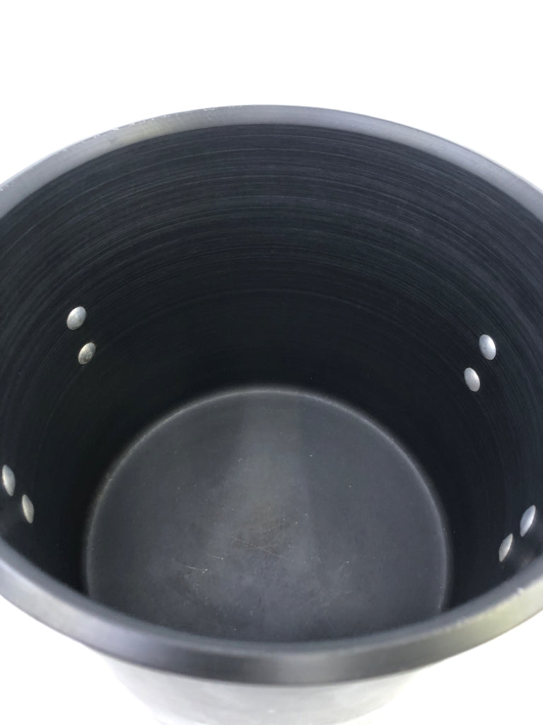 METAL STOCK POT W SILVER LID.