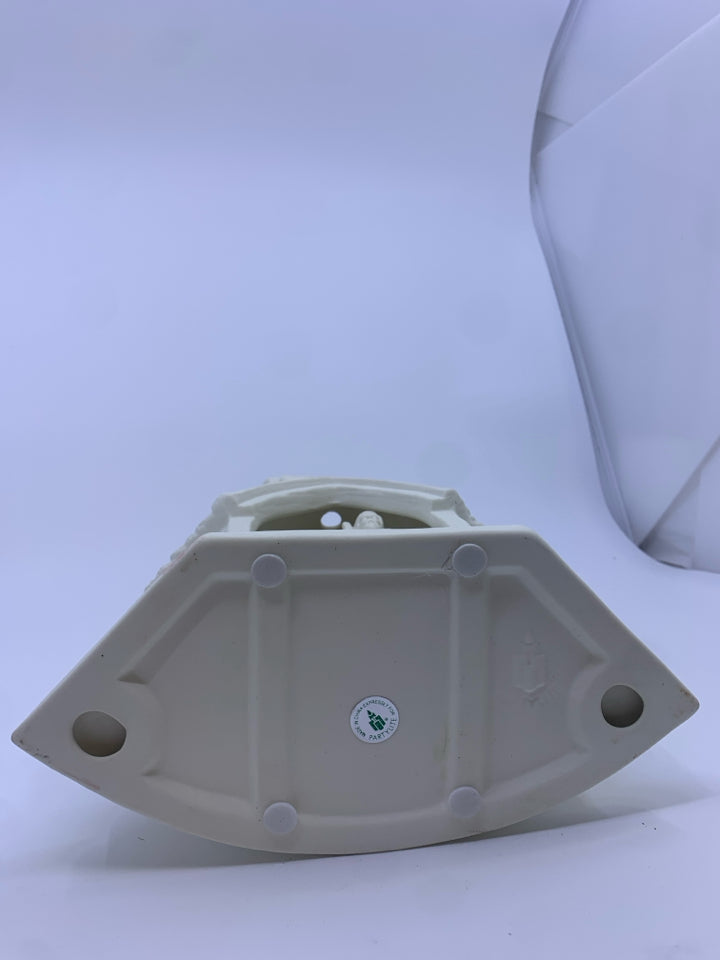 WHITE CERAMIC NATIVITY SCENE TEA LIGHT CANDLE HOLDER.