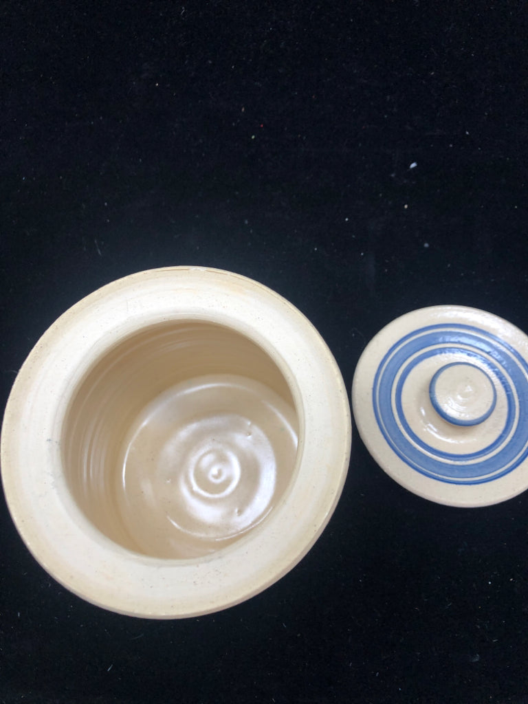 VTG CREAM POTTERY BLUE FLORAL CROCK.