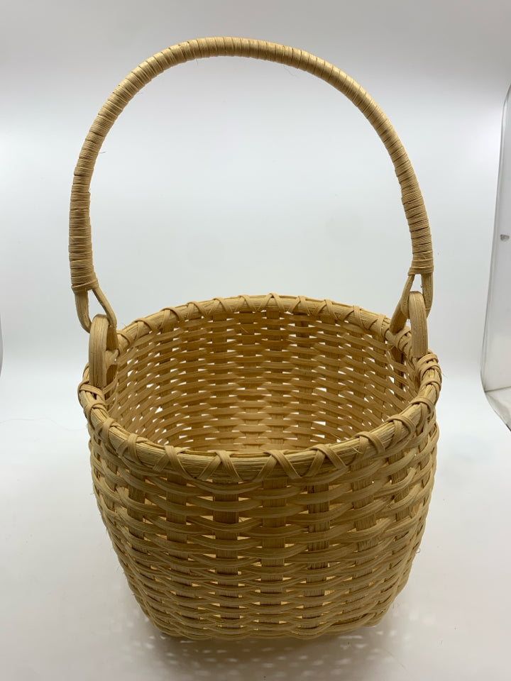 LIGHT WICKER ROUND BASKET W/HANDLE.