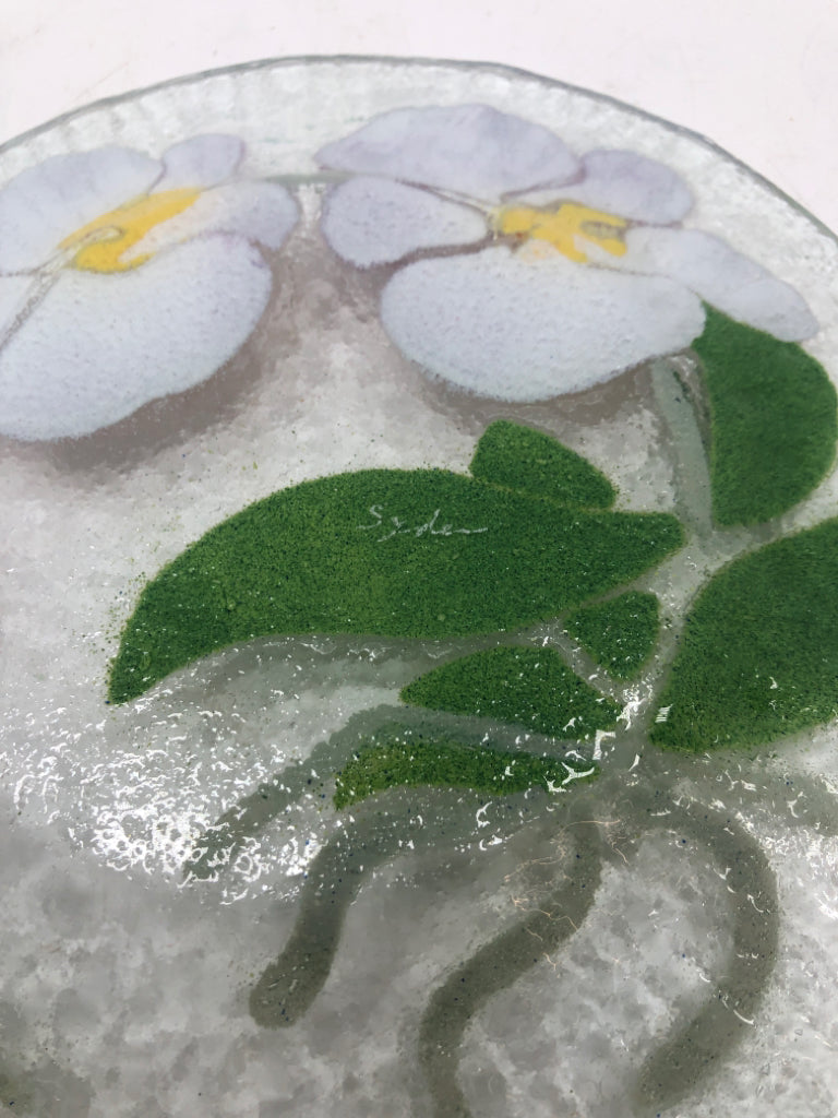 5 ASSORTED FUSED GLASS FLORAL LUNCH PLATES.