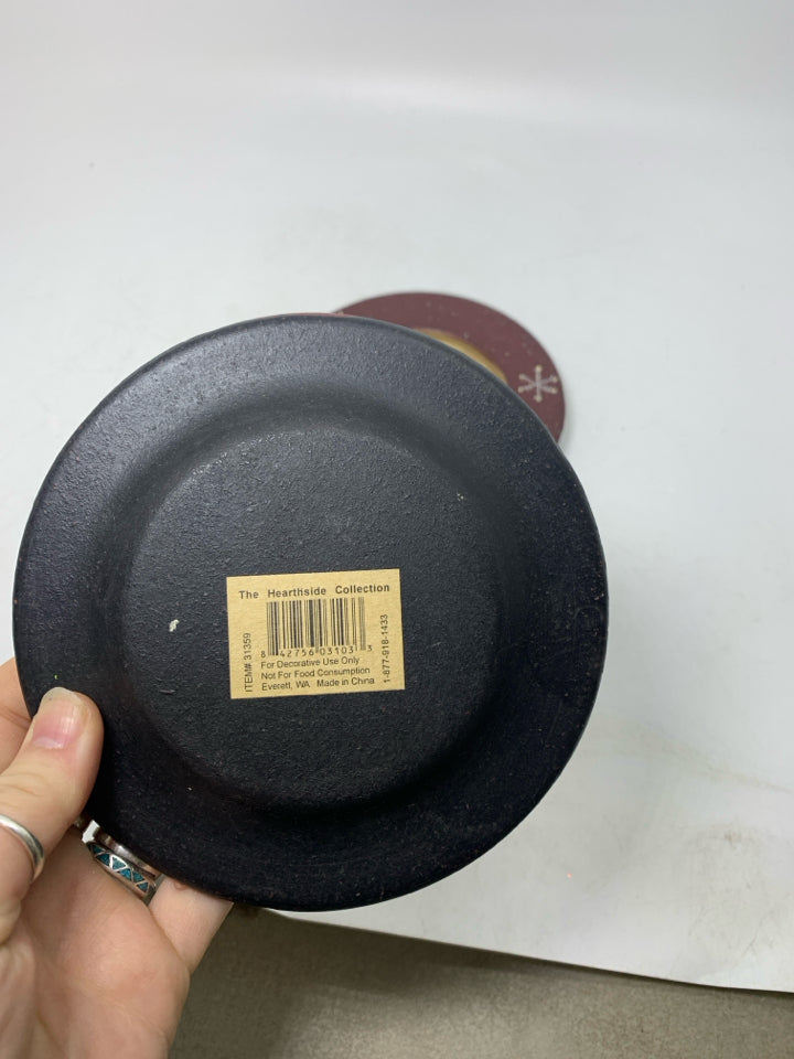 2 SMALL PRIMITIVE STYLE SNOWMAN DECOR PLATES.