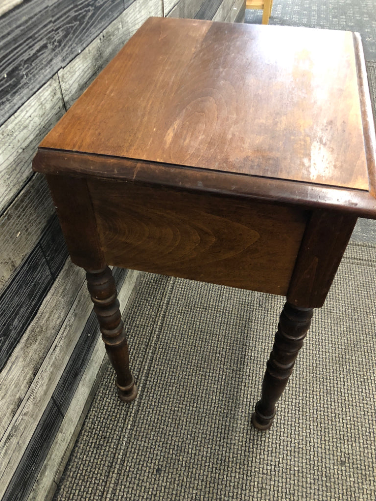 VTG MAPLE WOOD SIDE TABLE WITH DRAWER.