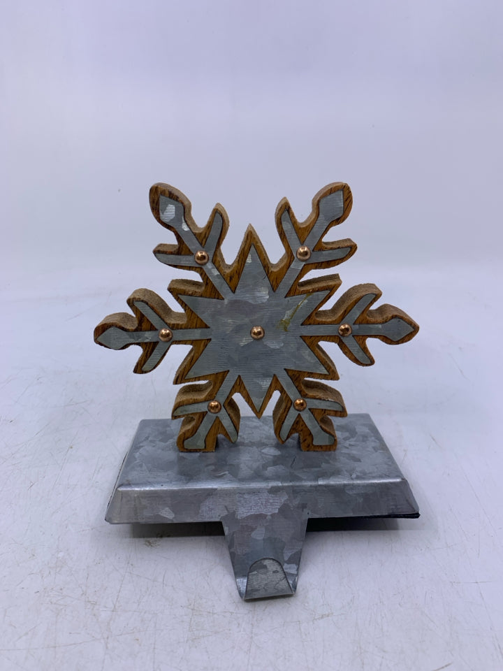 WOOD SNOWFLAKE W/ GALVANIZED DETAILS STOCKING HANGER.