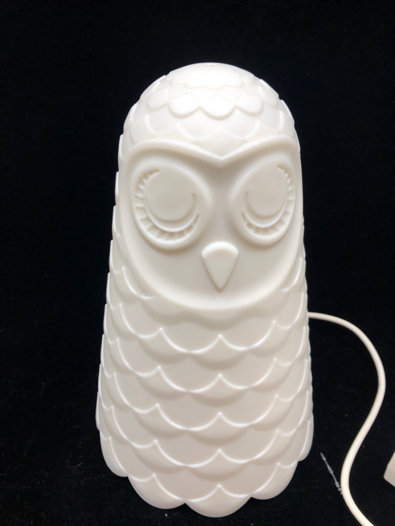WHITE PLASTIC OWL LAMP.
