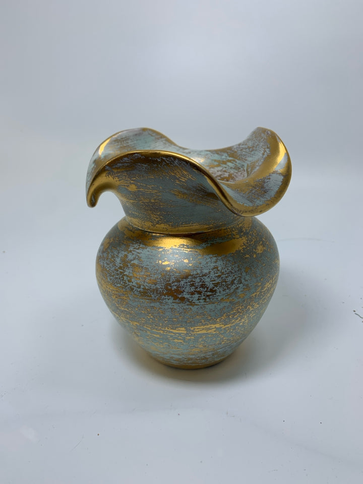 VTG ANTIQUE GOLD VASE W/ RUFFLED EDGE.