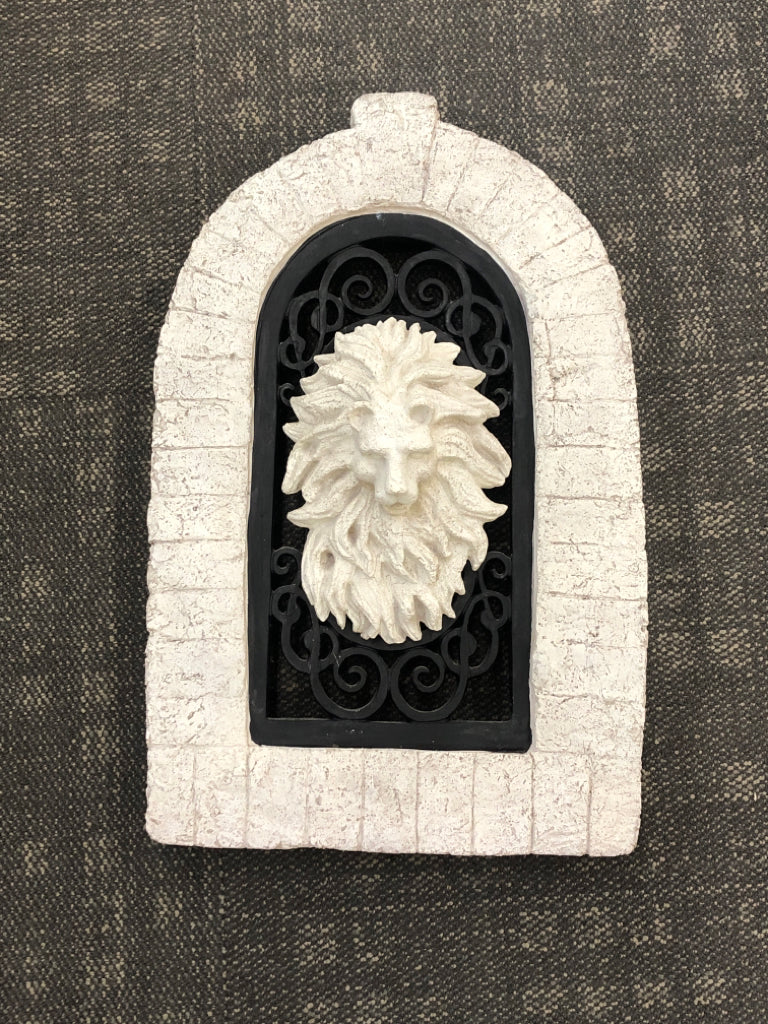 RESIN LION HEAD WINDOW ARCH WALL DECOR.