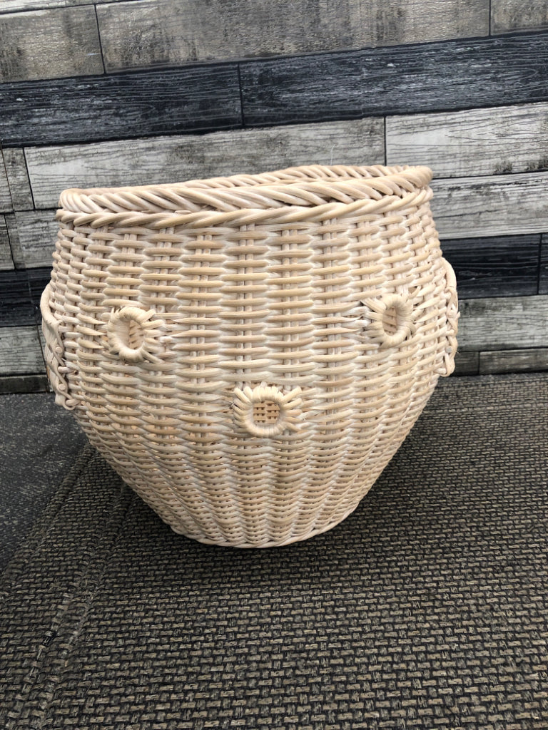 WICKER FISH SHAPED BASKET.