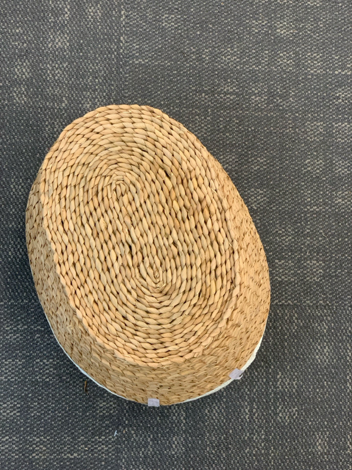 WOVEN BASKET W/CLOTH RIM.