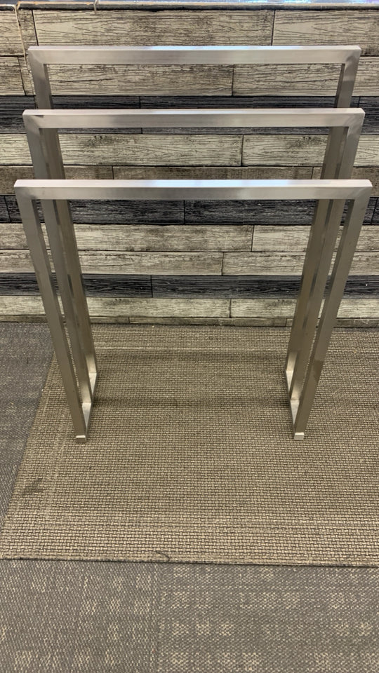 SILVER METAL TOWEL RACK.