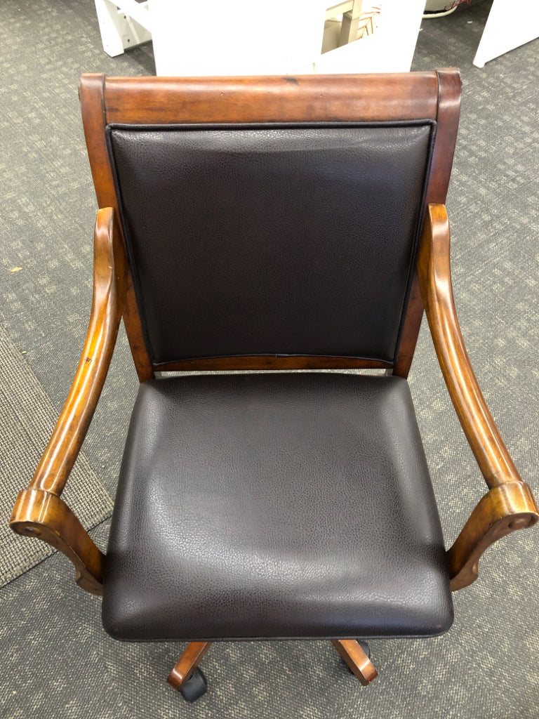 SWIVEL OFFICE CHAIR ON WHEELS, DK WOOD W/LEATHER SEAT.