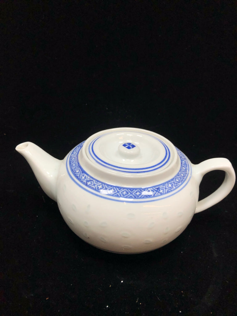 SHORT TEAPOT W/BLUE ACCENTS.