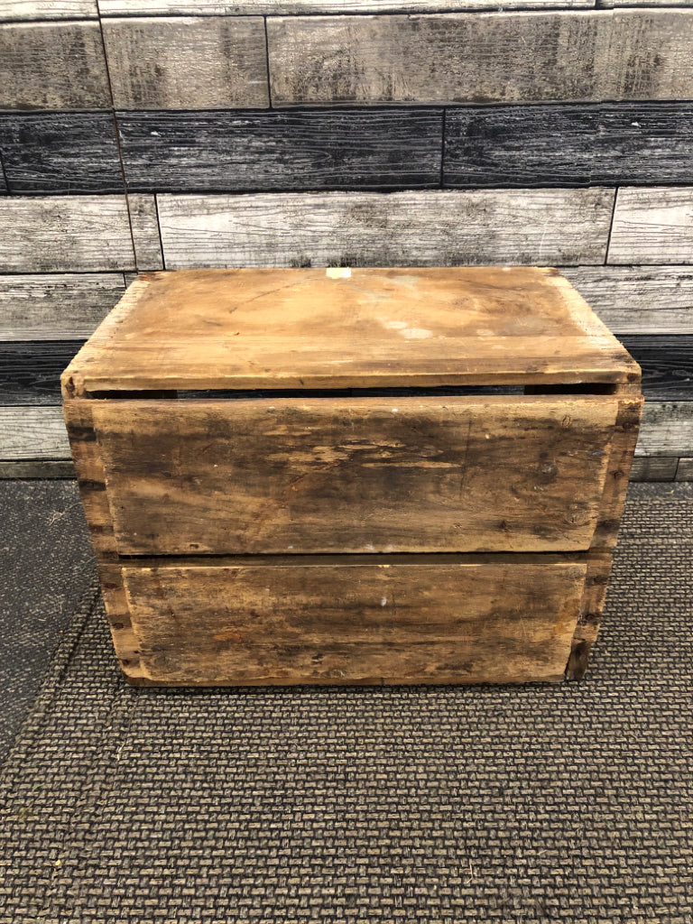 VTG "HP HOOD & SONS" WOOD CRATE.