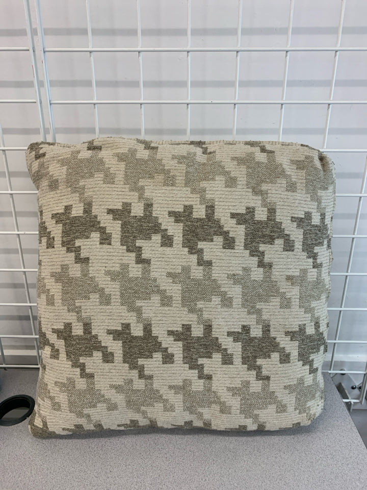 TAN GEOMETRIC ACCENT PILLOW.