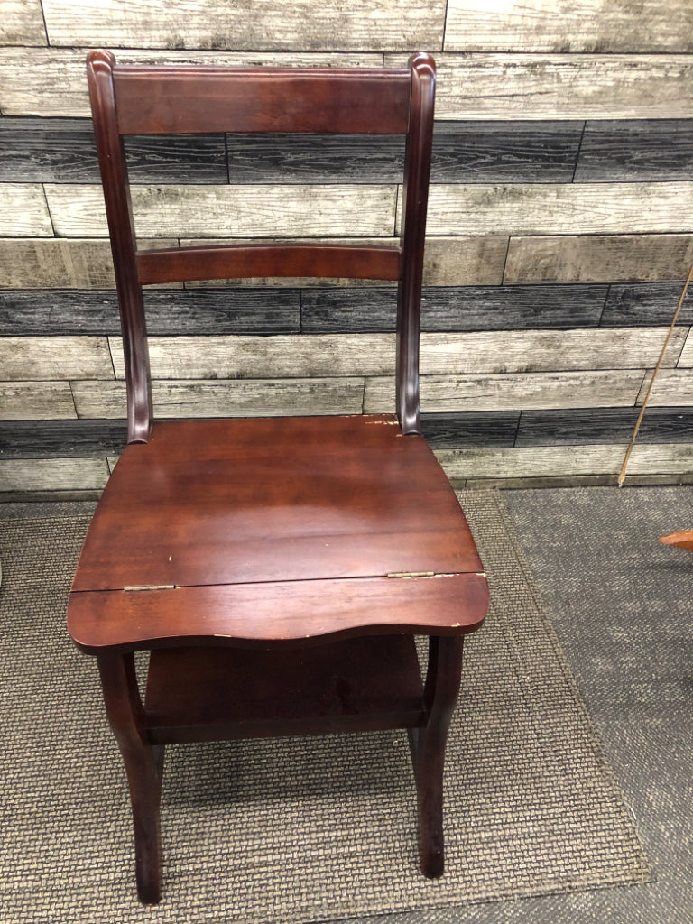 DK WOOD CHAIR/STEP LADDER *MINOR WEAR.