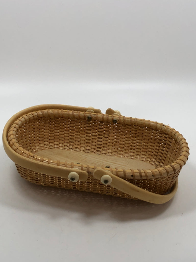 SMALL OVAL WOVEN BASKET W/TWO HANDLES.