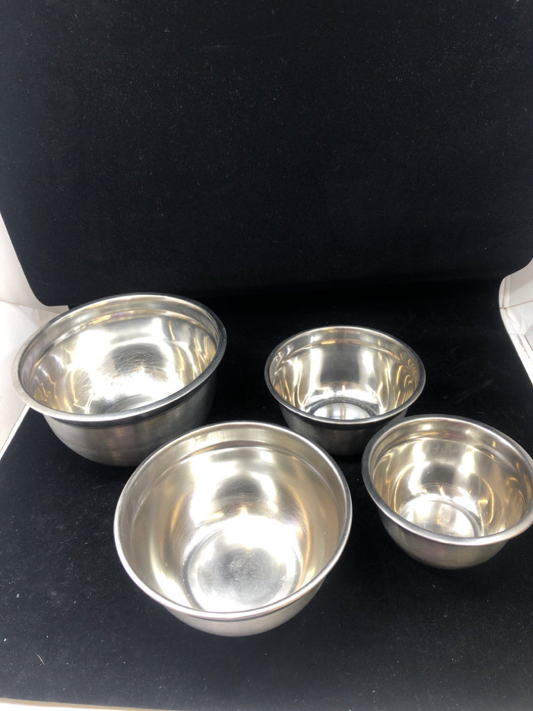 4 NESTING STAINLESS STEEL BOWLS.