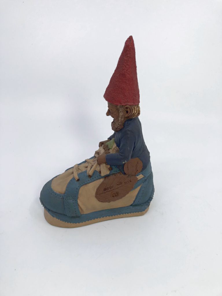 VTG TOM CLARK "PHIEDIPPIDES" CLAY GNOME IN SHOE FIGURINE.